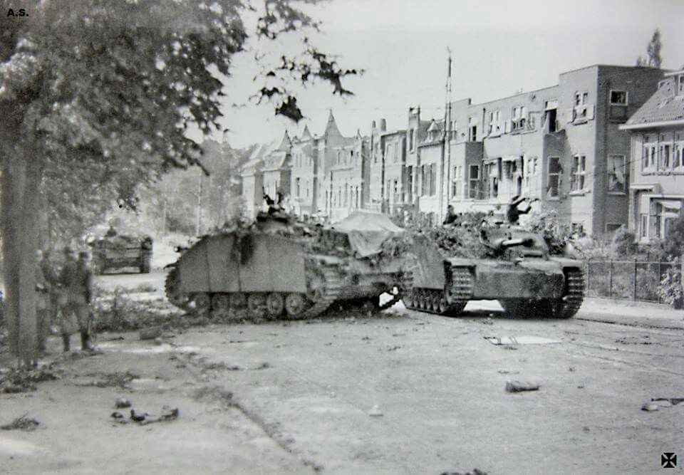 German armored vehicles on the Bovenover near the Elisabeth Gasthuis drive the British back to Oosterbeek.